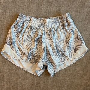 Lululemon women’s Sz 8 Hotty Hot Short II *4"